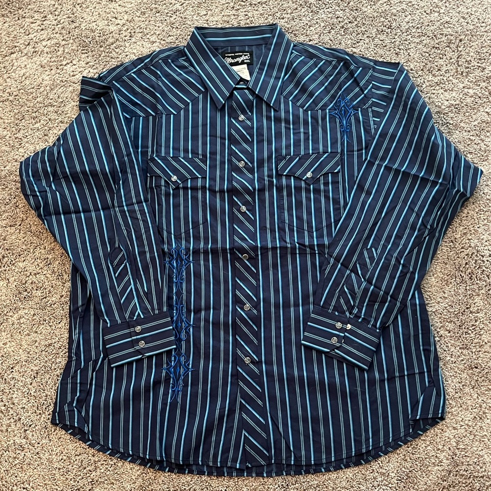 Wrangler blue button down w western stitching
